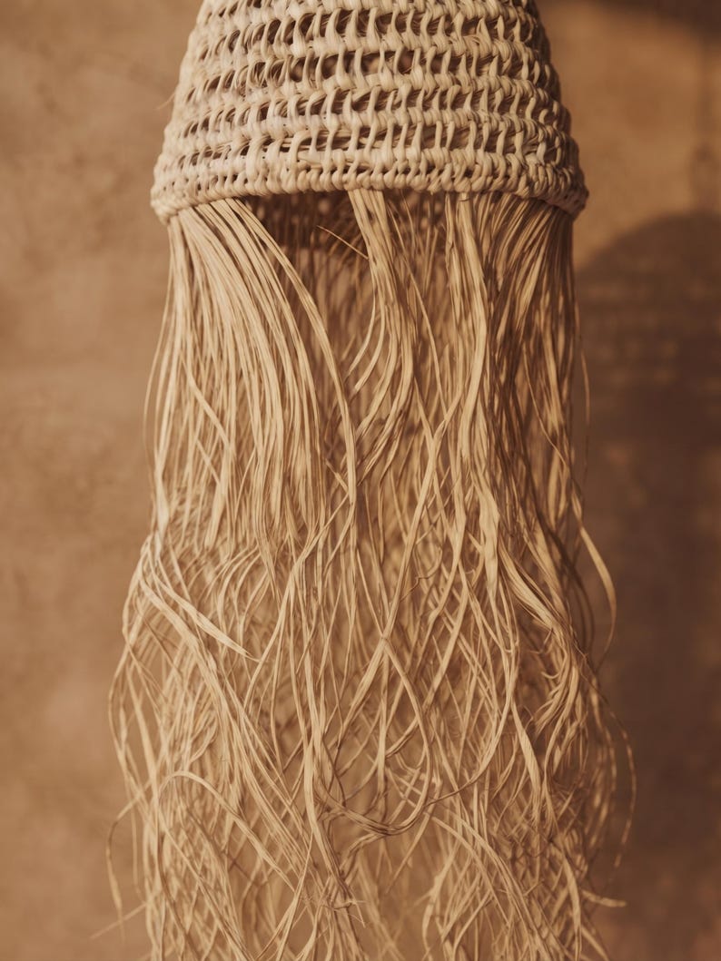Suspension en feuille de palmier tressée