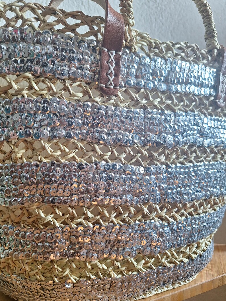 Sac cabas en paille brodée de sequins gris