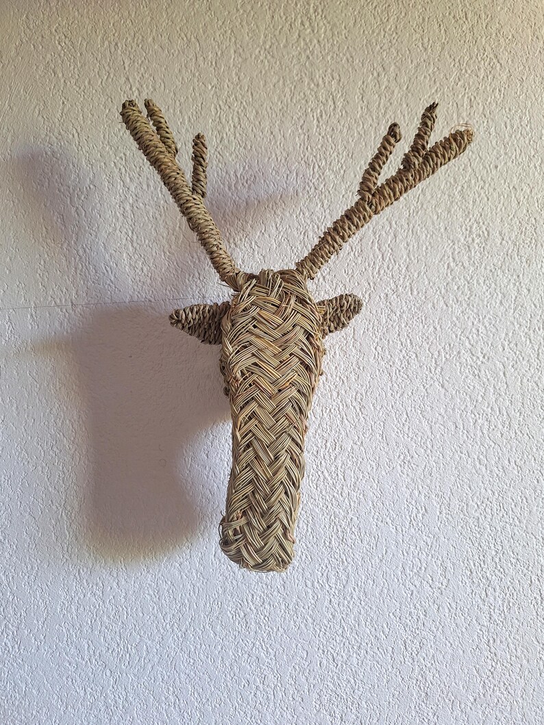 Trophée mural tête de renne en paille tressée