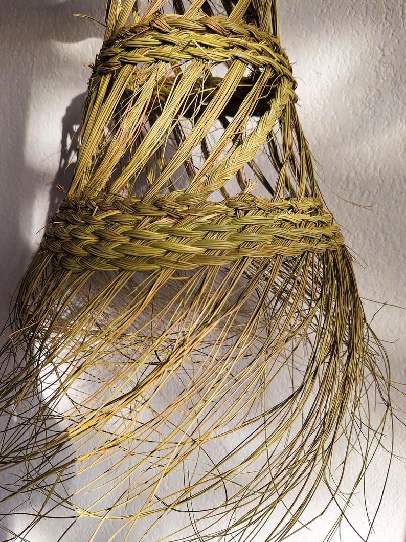Suspension conique ajourée en paille – Abat-jour naturel tressé en feuille de palmier
