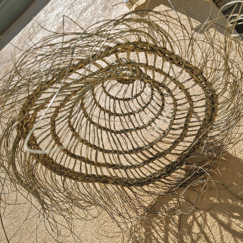 Suspension cône ajourée évasée en feuilles de palmier