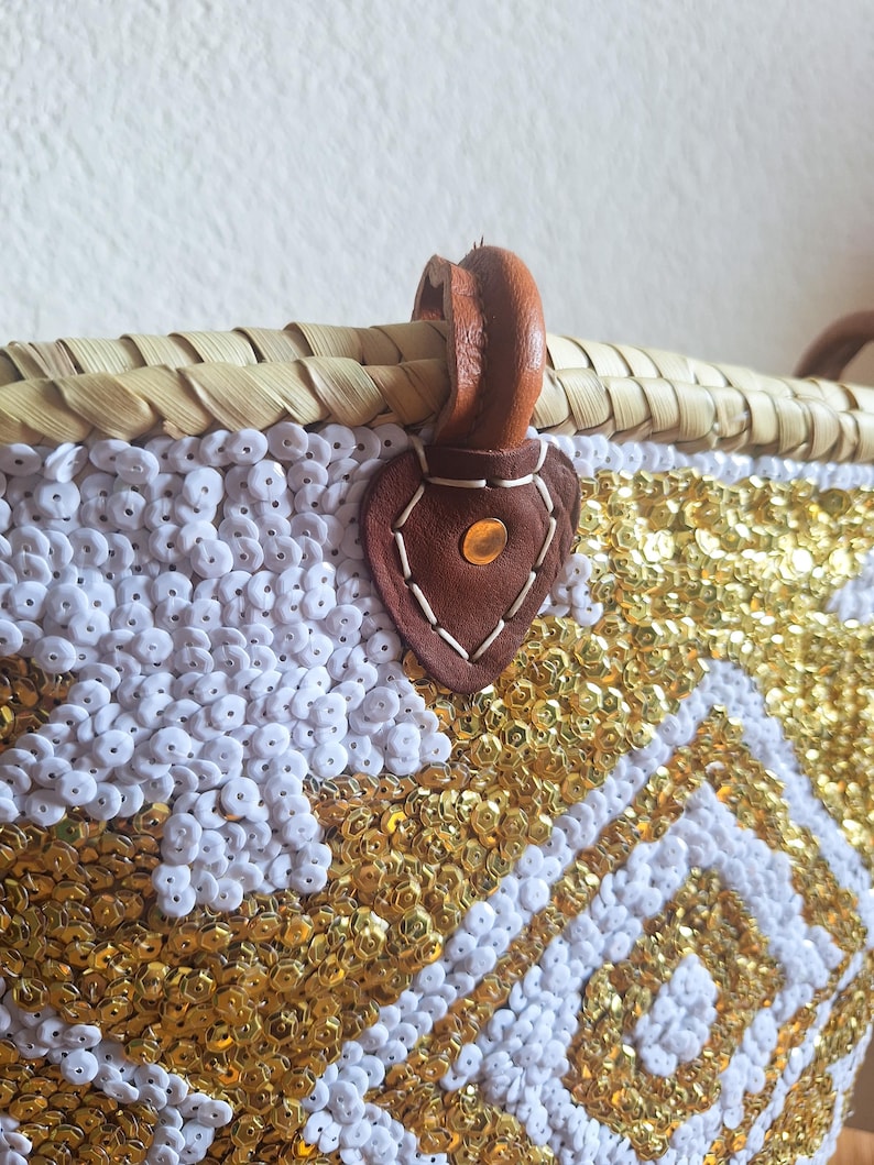 Sac cabas en paille brodée de sequins blancs et dorés