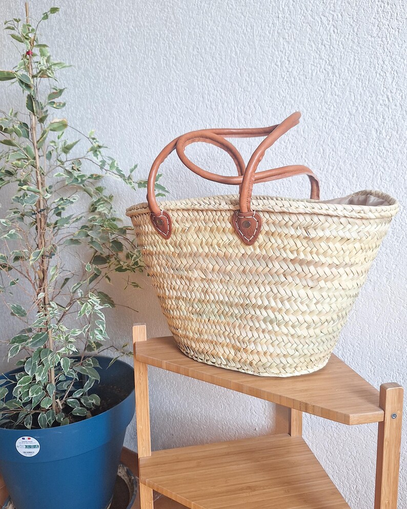 Panier cabas en paille tressée avec anses en cuir