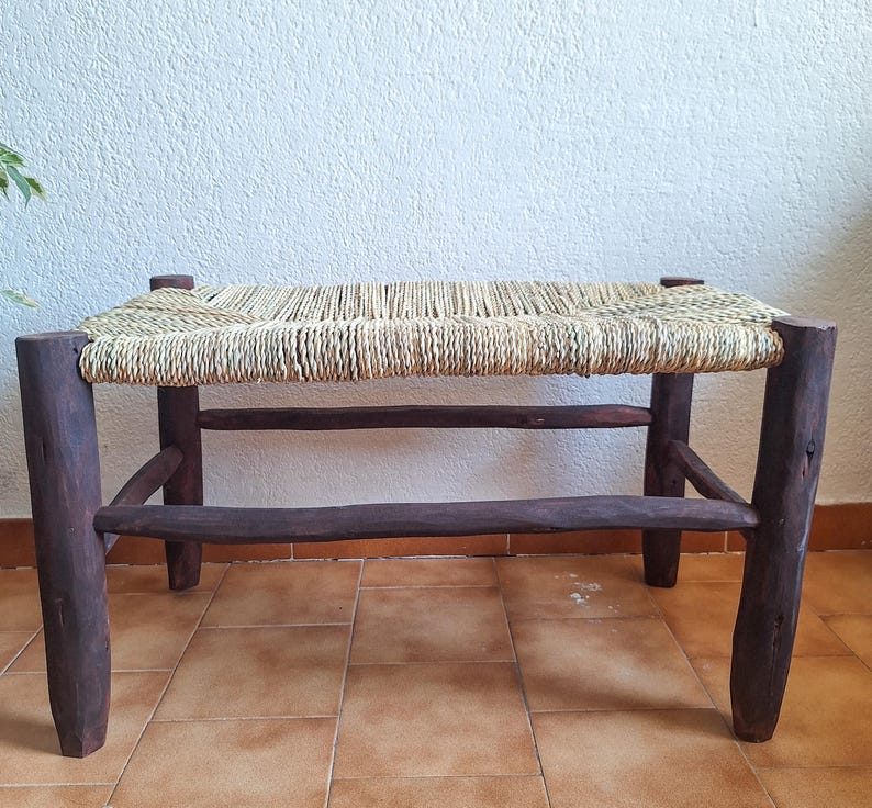 Banc marocain en bois foncé et assise tressée en feuilles de palmier – Authentique et fait main