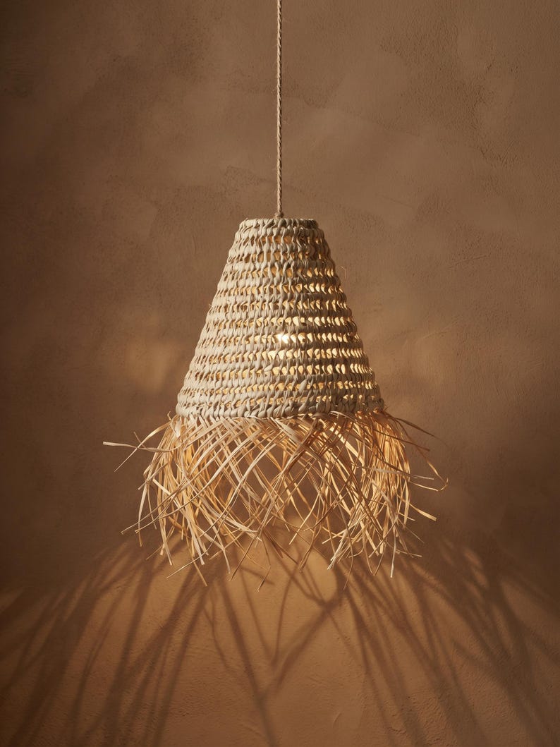 Suspension en feuille de palmier tressée