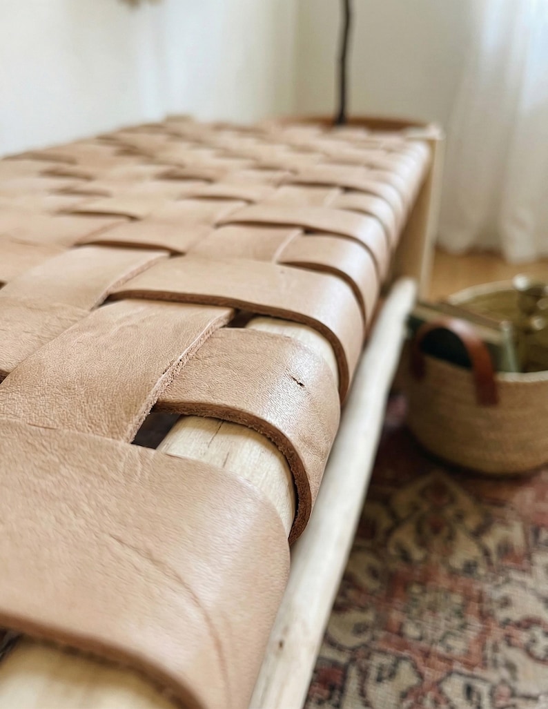 Banc artisanal en bois et cuir tressé