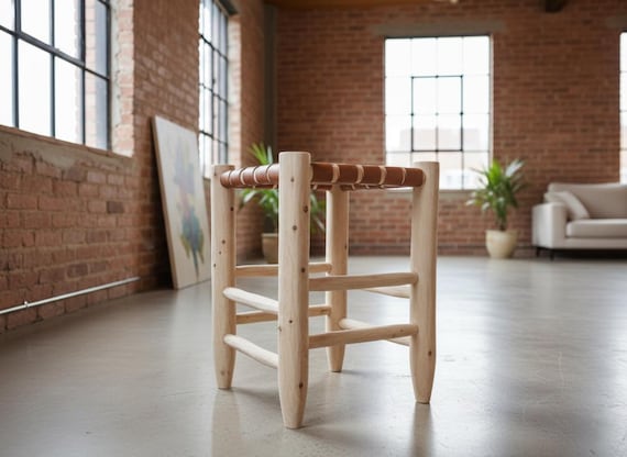 Tabouret artisanal en bois et cuir tressé