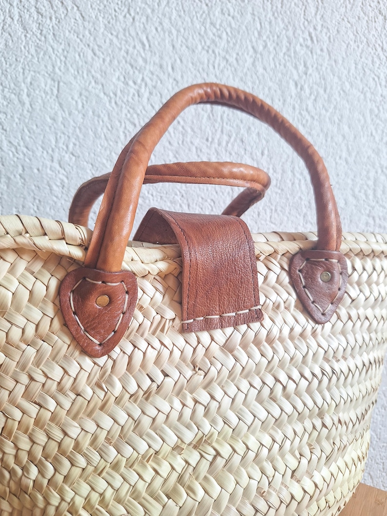 Panier cabas en paille avec poignée et fermeture en cuir