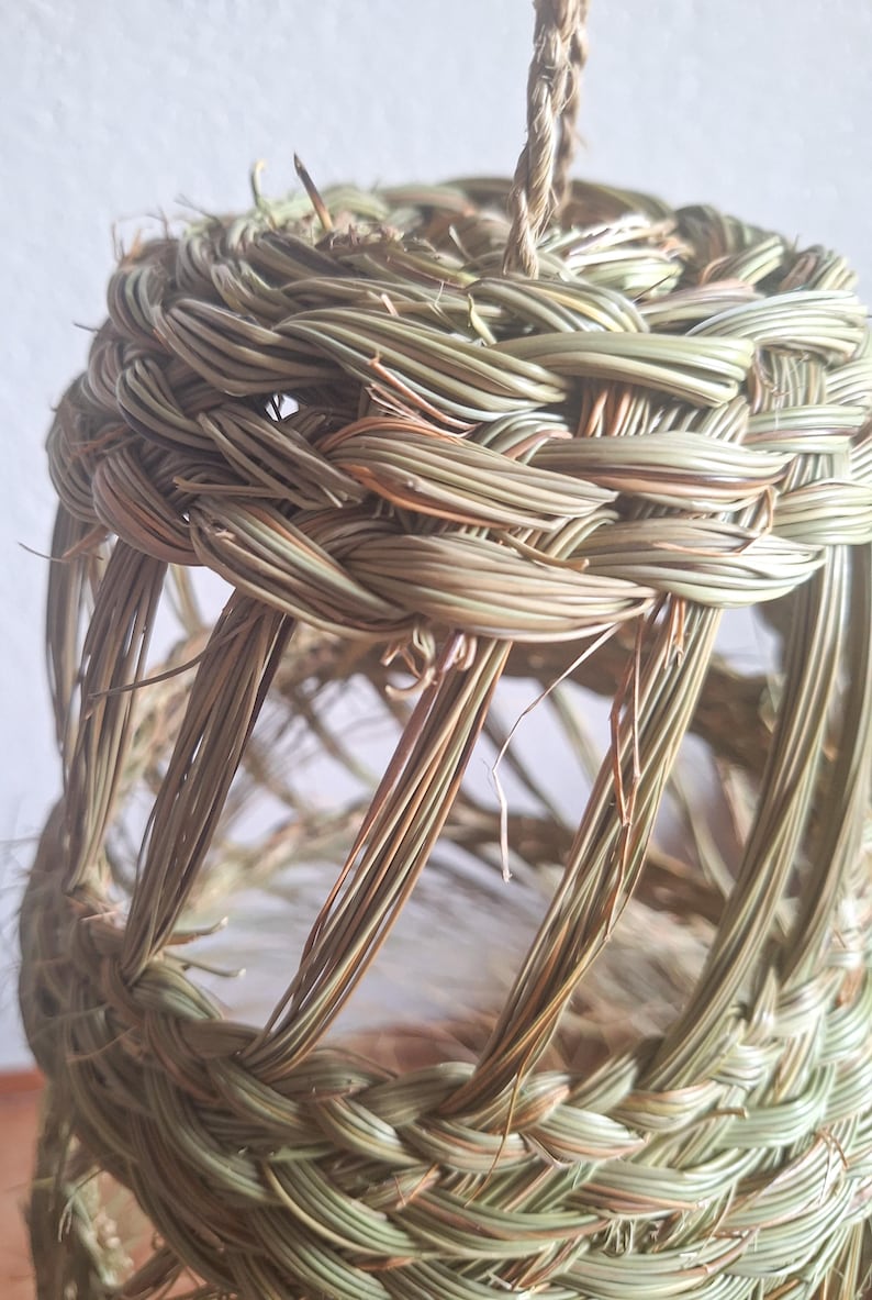 Suspension Conique Ajourée en Paille et Feuille de Palmier