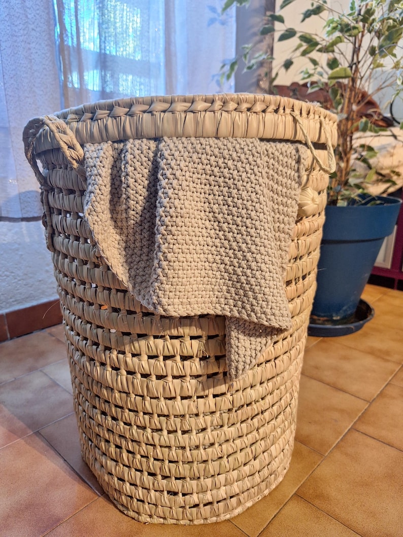 Panier rond en feuille de palmier tressée