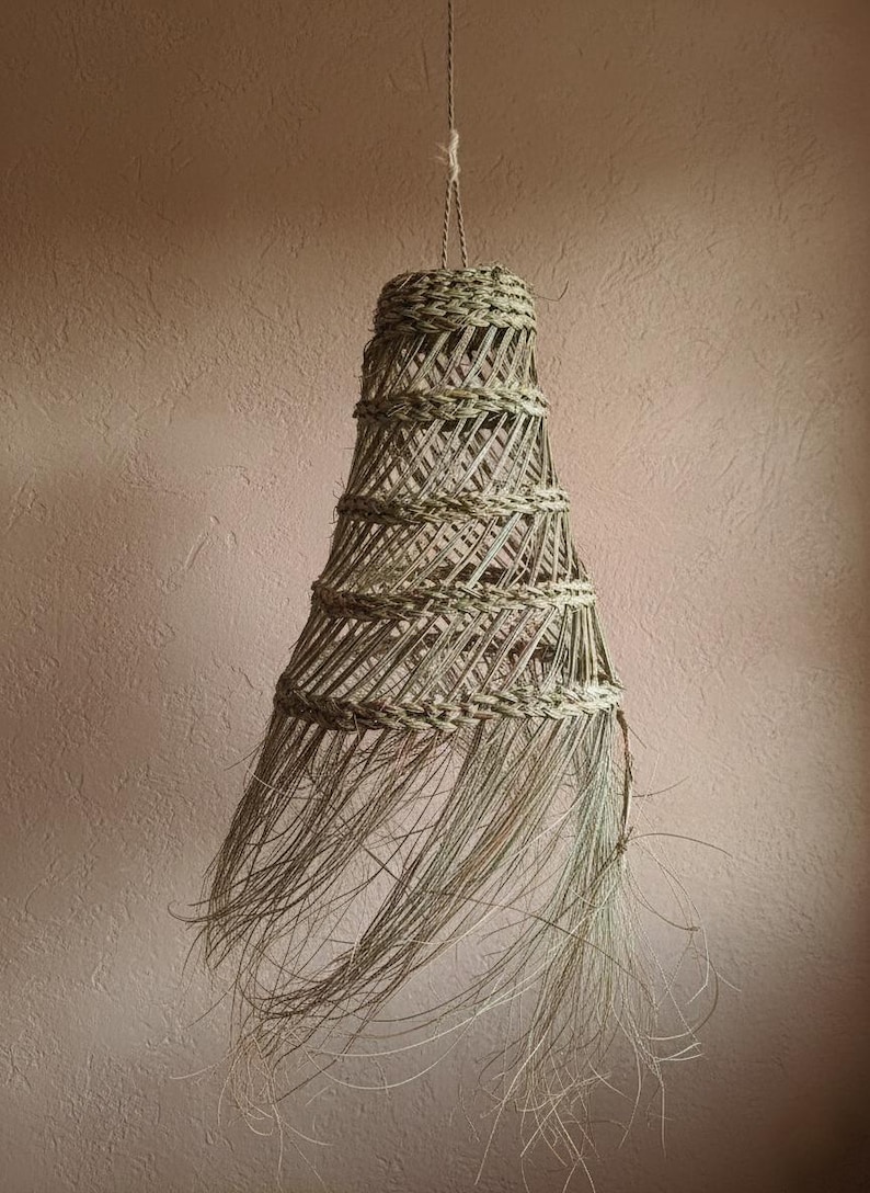 Suspension Conique Ajourée en Feuille de Palmier Naturelle