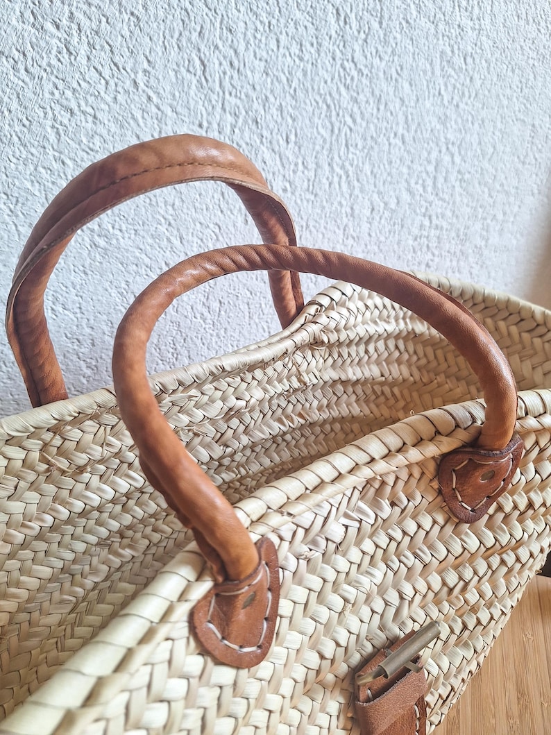Panier cabas en paille avec poignée et fermeture en cuir