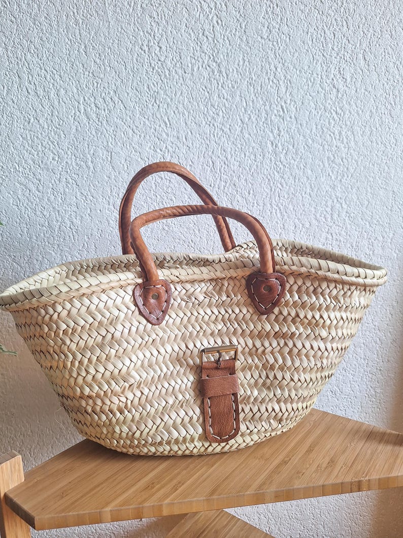 Panier cabas en paille avec poignée et fermeture en cuir