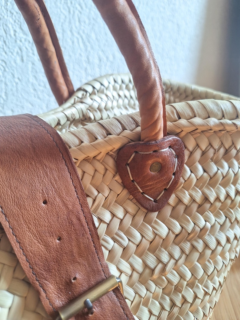 Panier cabas en paille avec poignée et fermeture en cuir