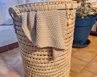 Panier rond en feuille de palmier tressée