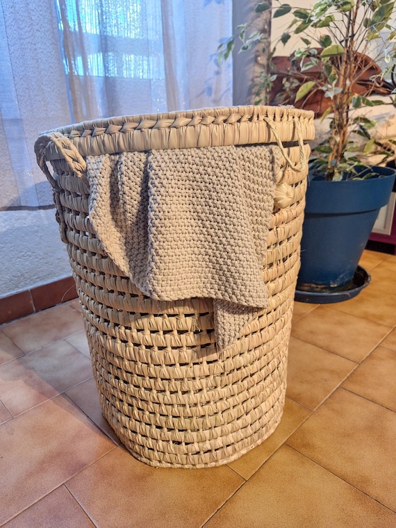 Panier rond en feuille de palmier tressée