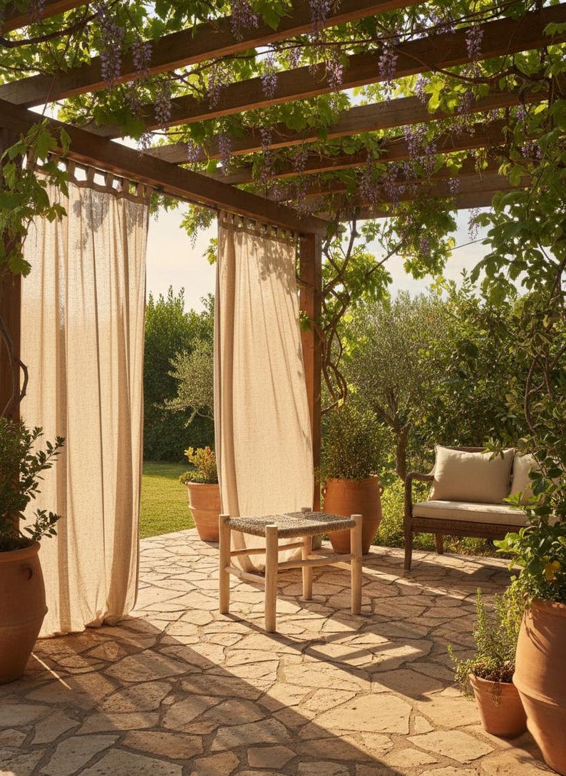 Banc Rustique Marocain en Bois Brut et Assise Tressée en Palmier