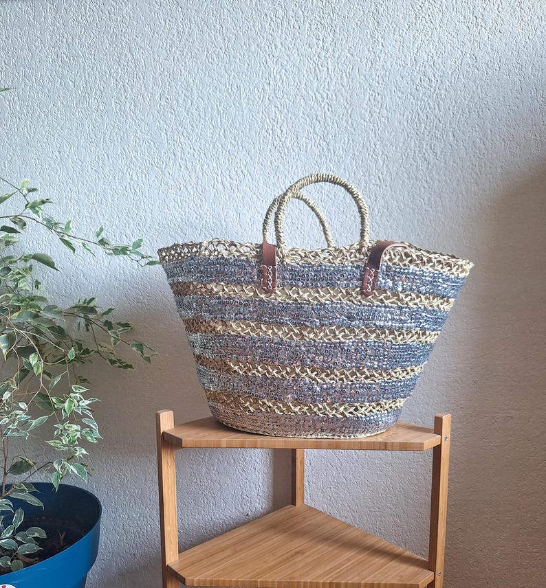 Sac cabas en paille brodée de sequins gris