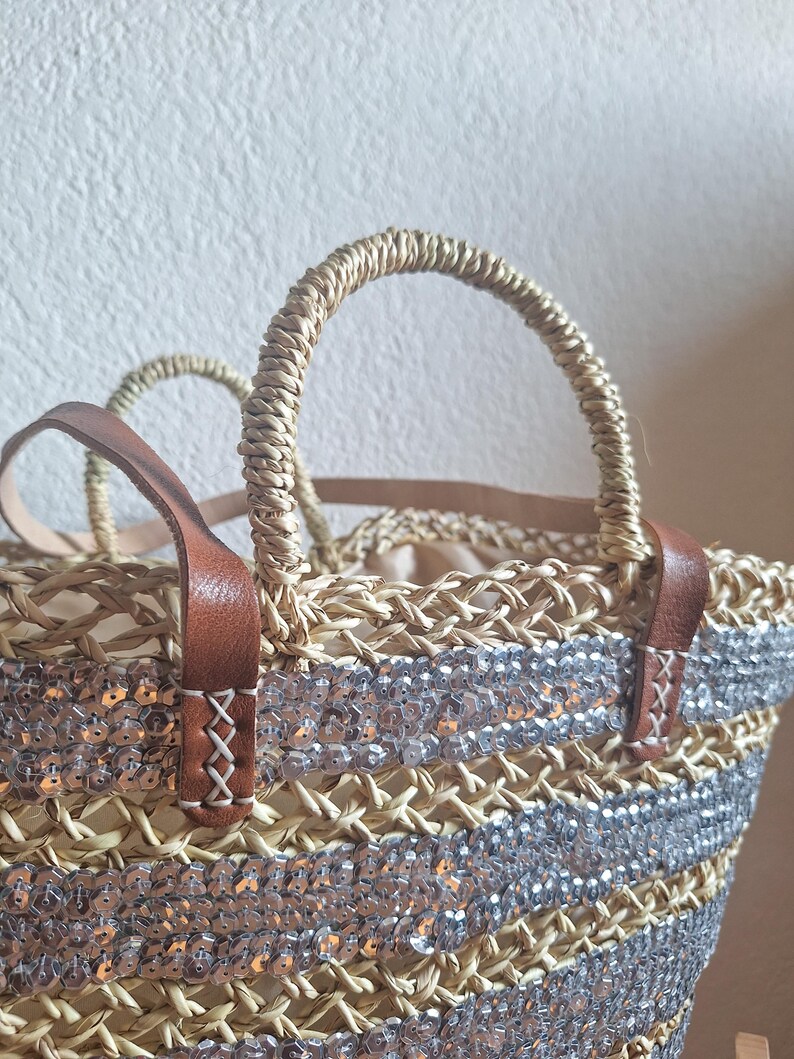 Sac cabas en paille brodée de sequins gris
