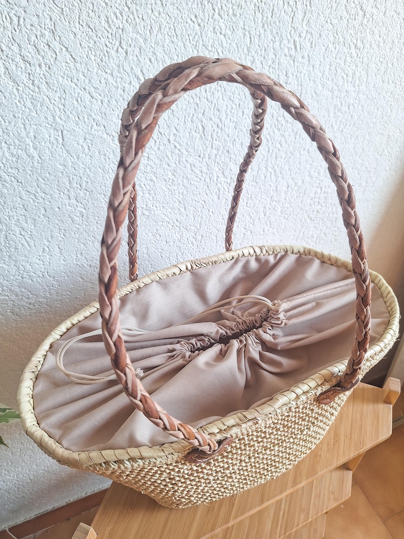 Panier en paille tressée avec anses cuir