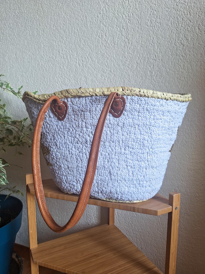 Sac cabas en paille brodée de sequins blancs et dorés