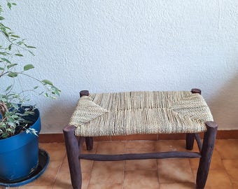 Banc marocain en bois foncé et assise tressée en feuilles de palmier – Authentique et fait main