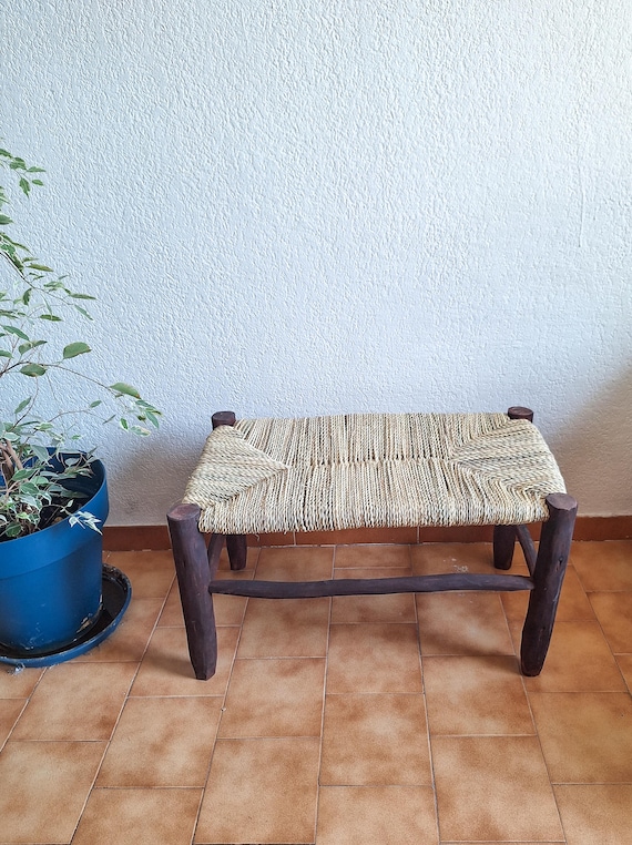 Banc marocain en bois foncé et assise tressée en feuilles de palmier – Authentique et fait main