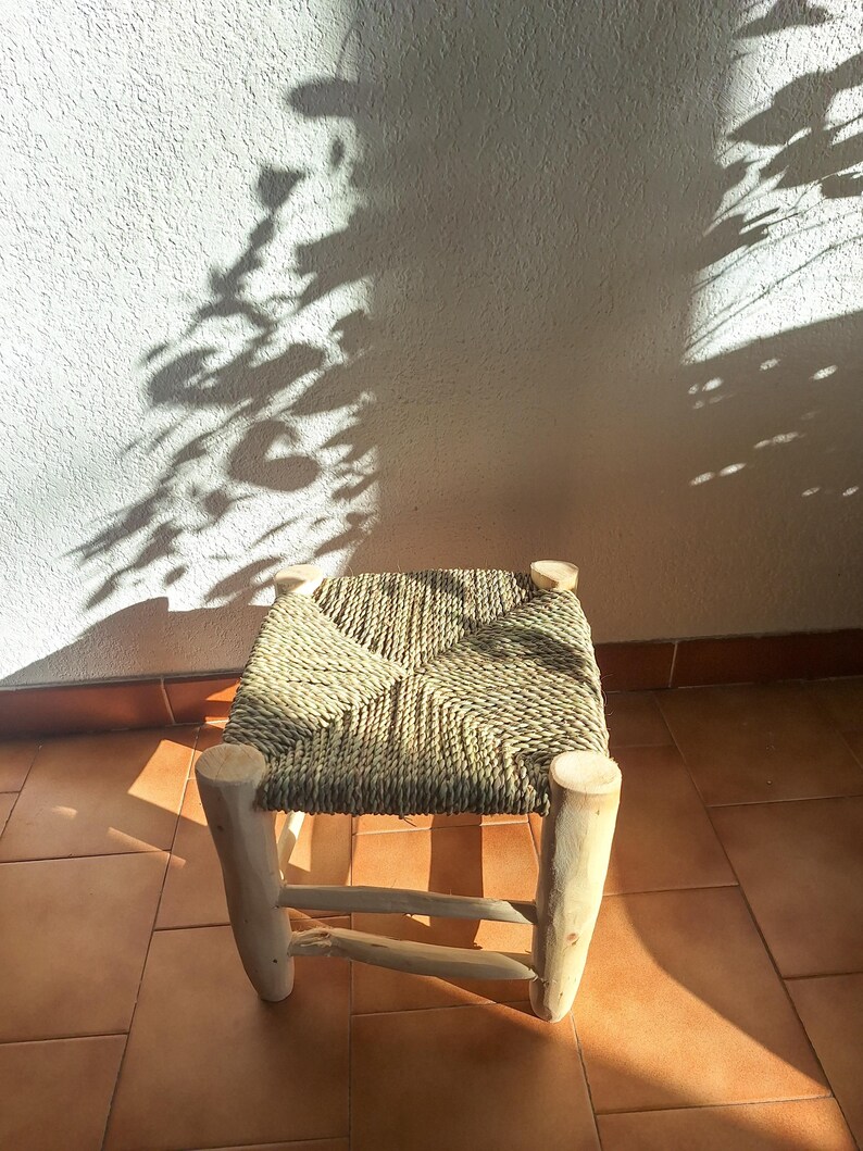 Tabouret Artisanal en Bois et Feuille de Palmier - Fait Main au Maroc - Siège d'Appoint Bohème & Rustique