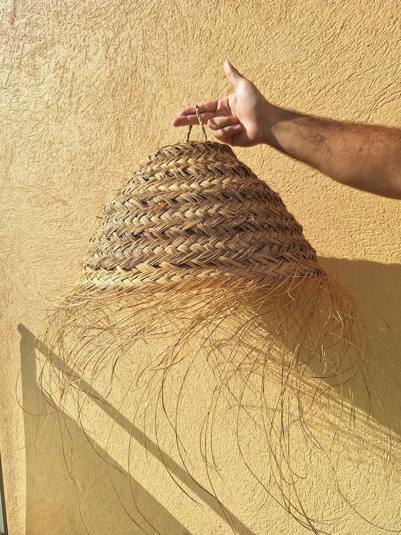 Suspension boule en paille tressée
