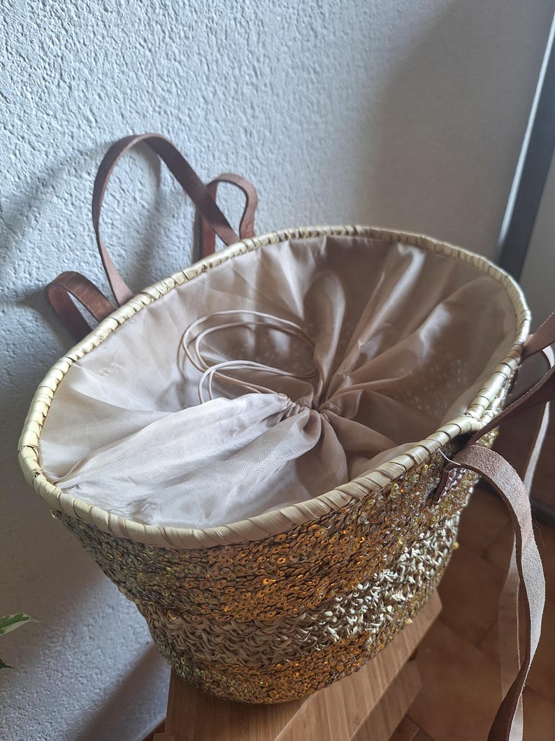 Sac cabas en paille brodée de sequins dorés