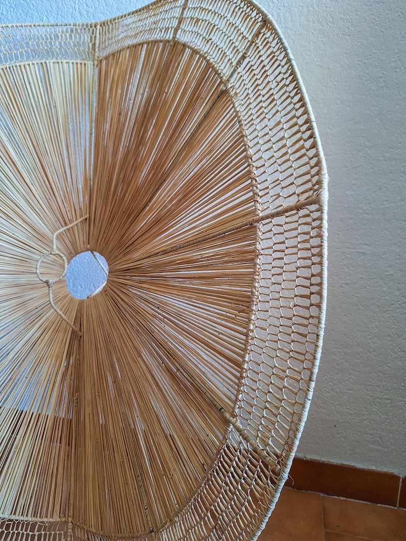 Suspension parasol en raphia ajourée tressé à la main
