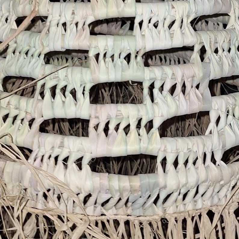 Suspension en feuille de palmier tressée