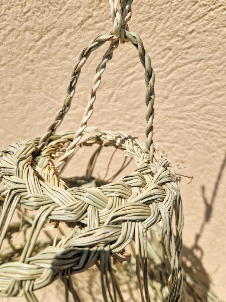 Suspension cône ajourée évasée en feuilles de palmier