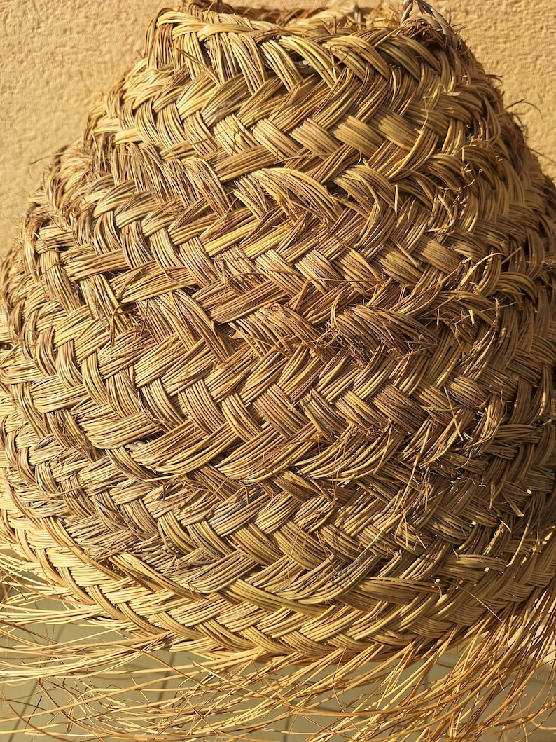 Suspension boule en paille tressée