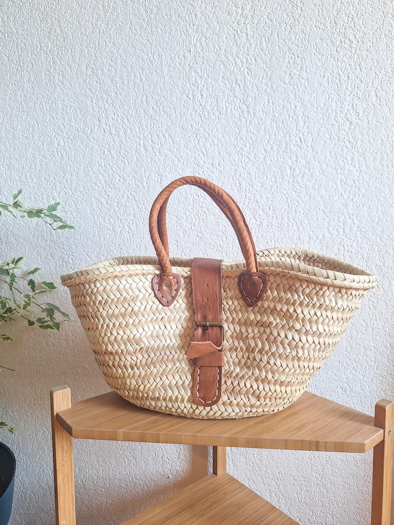 Panier cabas en paille avec poignée et fermeture en cuir