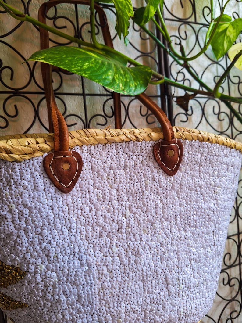 Sac cabas en paille brodé doré et blanc