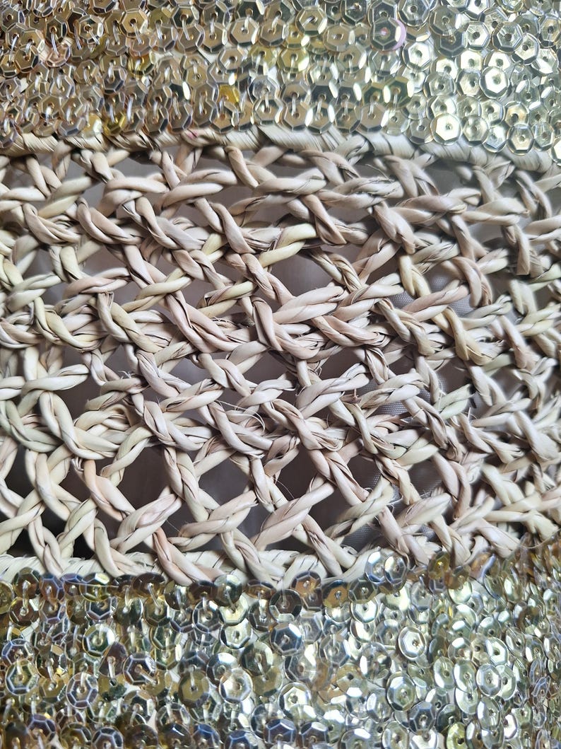 Sac cabas en paille brodée de sequins dorés