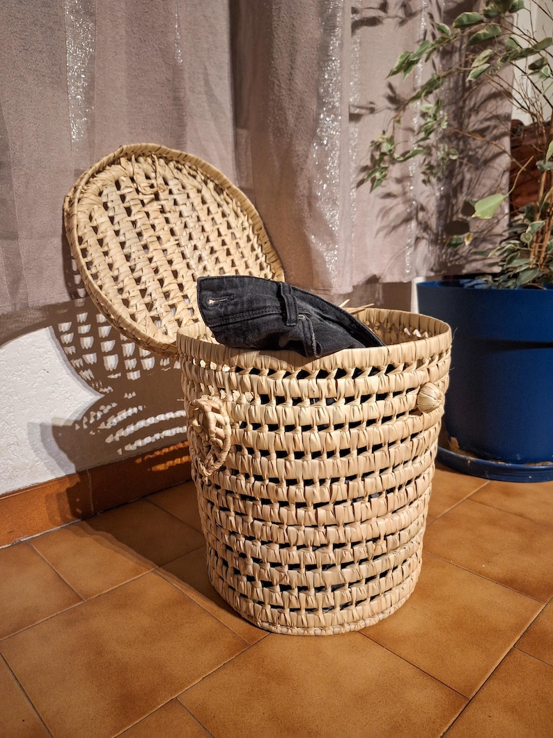Panier à linge artisanal en palmier