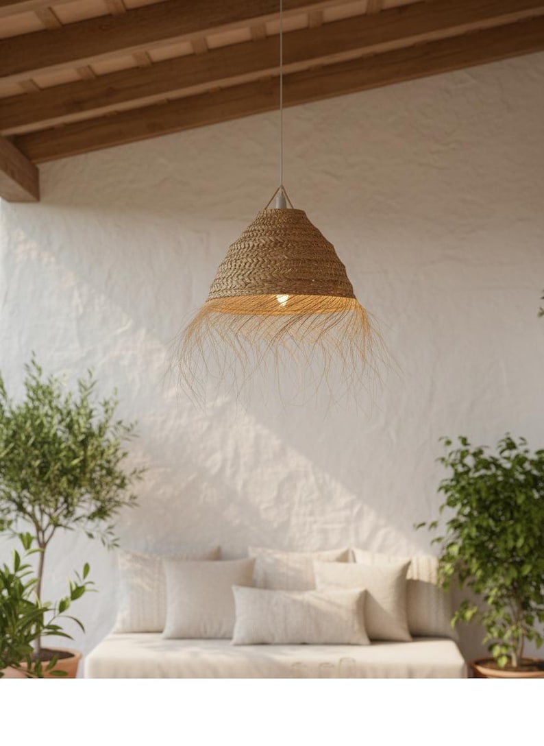 Suspension boule en paille tressée