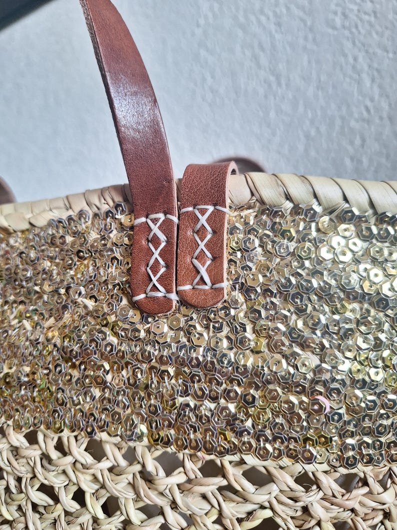Sac cabas en paille brodée de sequins dorés