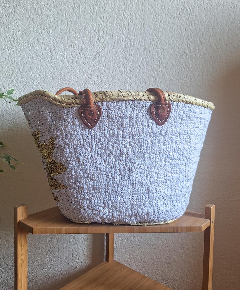 Sac cabas en paille brodée de sequins blancs et dorés
