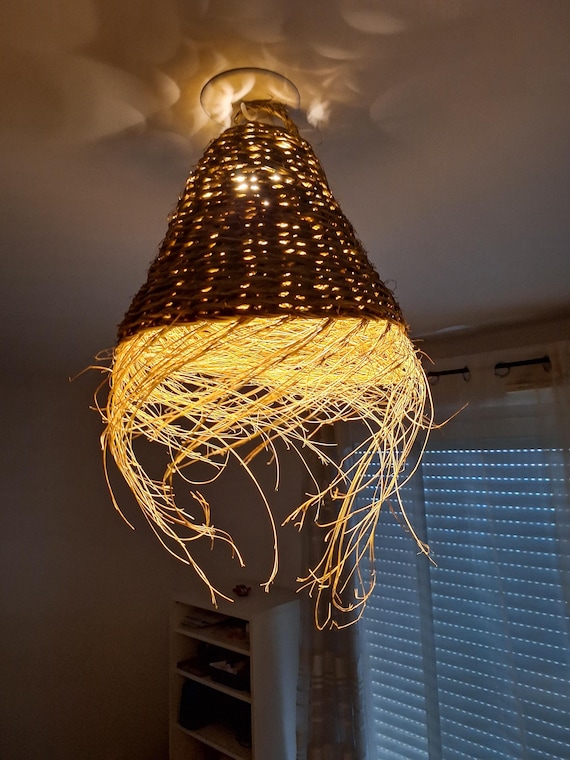 Suspension conique en paille tressée