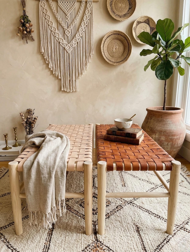 Banc artisanal en bois et cuir tressé