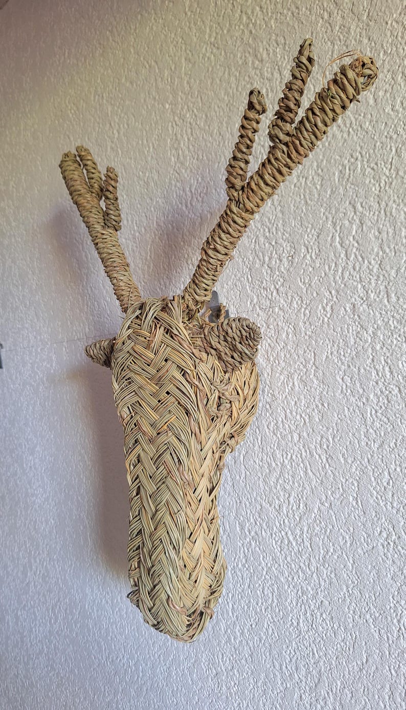 Trophée mural tête de renne en paille tressée