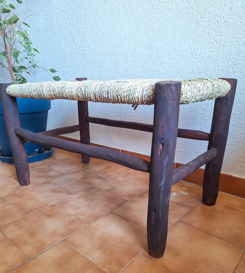 Banc marocain en bois foncé et assise tressée en feuilles de palmier – Authentique et fait main