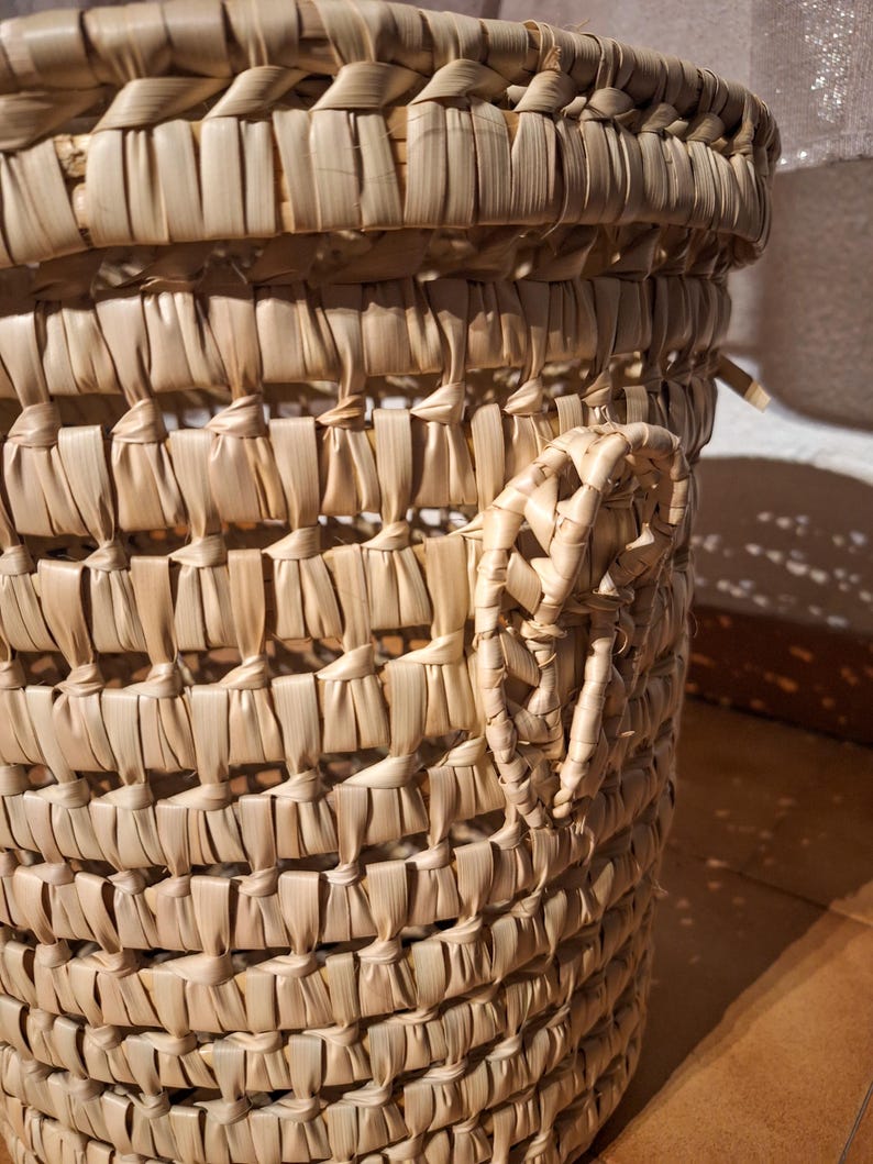 Panier à linge artisanal en palmier