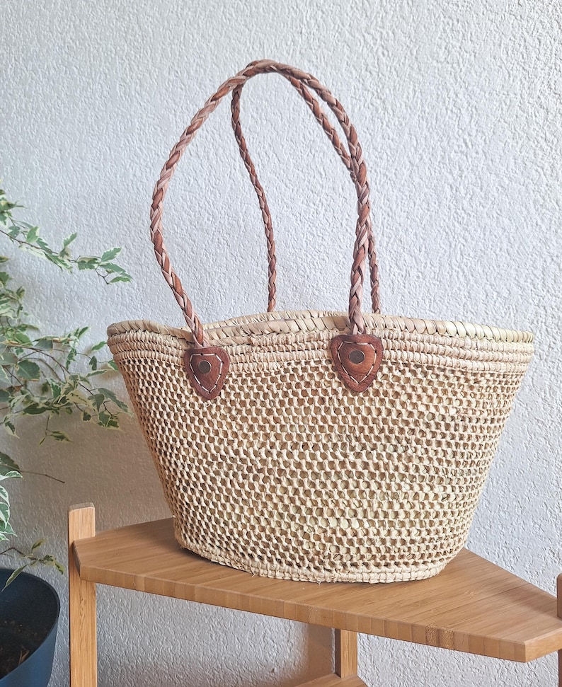 Panier en paille tressée avec anses cuir