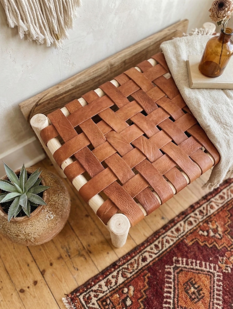 Banc artisanal en bois et cuir tressé