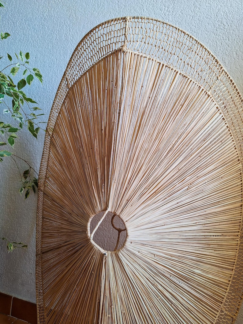 Suspension parasol en raphia ajourée tressé à la main