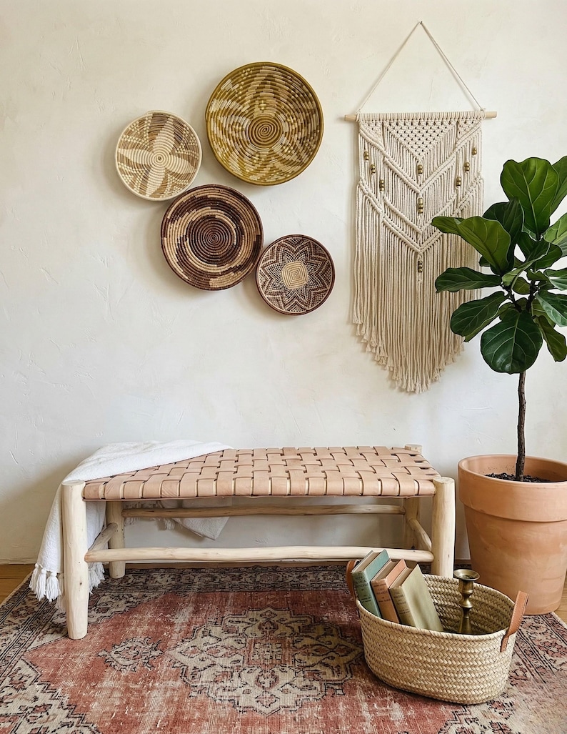 Banc artisanal en bois et cuir tressé